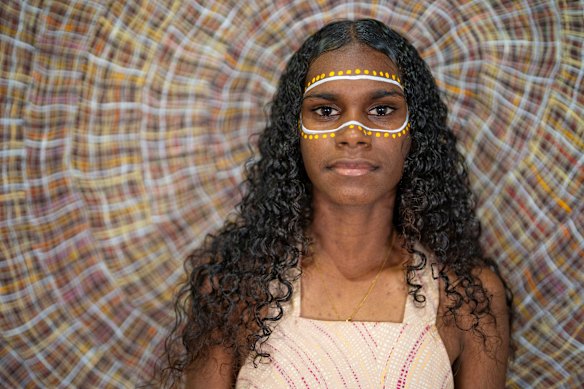 Joy Lauren Hawker, neta da artista plástica Regina Pilawuk Wilson, em vestido criado pela avó.