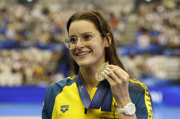 Kaylee McKeown celebrates with her 50m backstroke gold medal. 