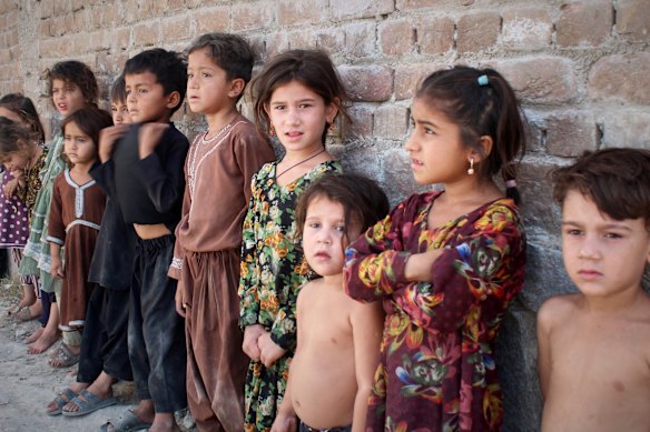 Les enfants afghans font la queue pour obtenir un vaccin contre la polio à Jalalabad en mai.