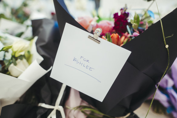 A note affixed to a bouquet of flowers reads, ‘for Ashlee’.