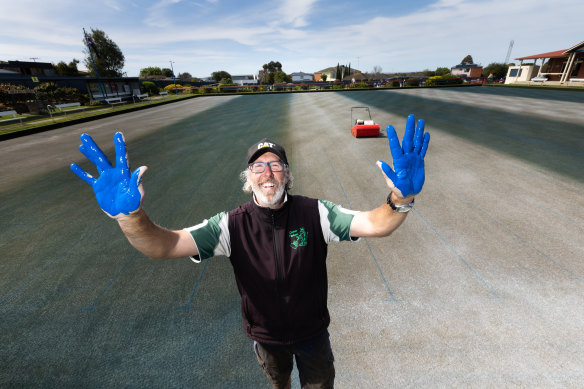 The Cats-mad groundskeeper Jamie Wray at Belmont Bowls Club has painted one of the bowling greens in the Geelong colours ahead of the grand final against the Sydney Swans on Saturday. 