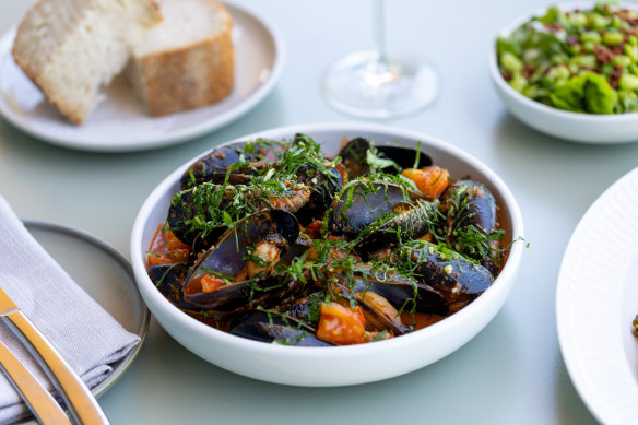 South Australian mussels in a bathtub’s worth of tomato and 𝄒nduja butter sauce.