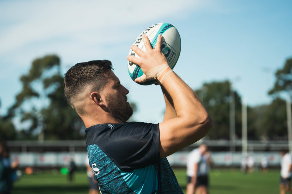 Dave Porecki practising lineout throwing at Waratahs training.