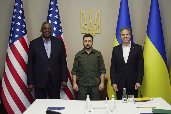 US Secretary of Defence Lloyd Austin, Ukrainian President Volodymyr Zelensky and US Secretary of State Antony Blinken pose for a photo during their meeting in Kyiv.