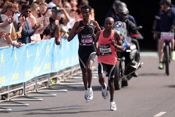 Sabastian Sawe and Yomif Kejelcha lead the pack in the London marathon.