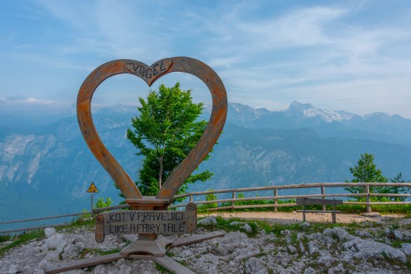 The wooden heart viewpoint at Mount Vogel.