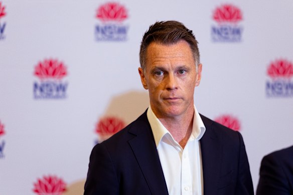 O primeiro-ministro Chris Minns diz que afastar-se é uma decisão que é melhor tomada sob a orientação do LECC e da Polícia de NSW. 