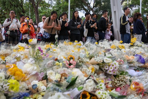 Huge crowds lay flowers to pay tribute to the victims of the Tai Po fire.