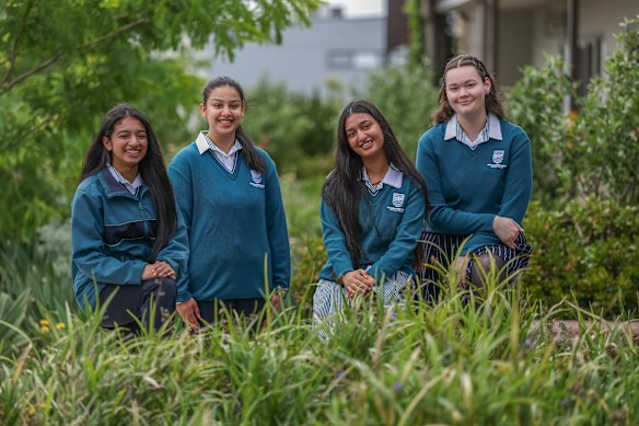 Alunos VCE do Cranbourne West Secondary College com alto desempenho (da esquerda) Anusha, Arshnoor, Armaandeep e Abbi.