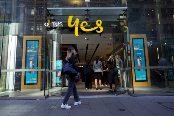 Customers line up outside an Optus shopfront on George St, Sydney, during a nationwide network outage.