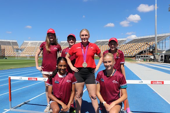 Sally Pearson working with Little Athletics contenders.