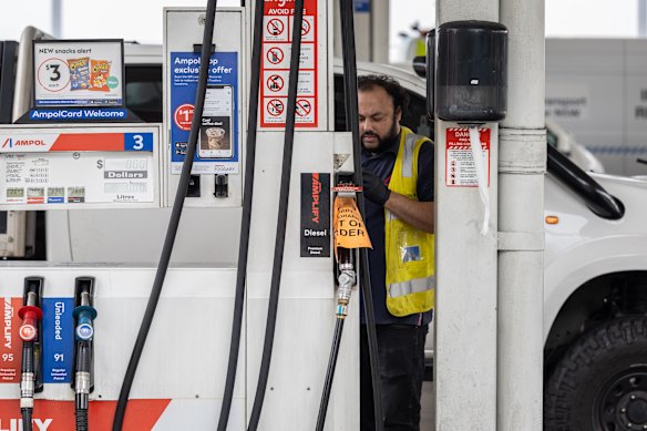 Los precios del combustible continúan aumentando a medida que algunos Bowser en todo el país se quedan sin combustible. 