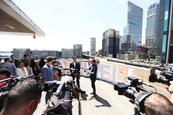 کایرن پرکینز، مدیرعامل کمیسیون ورزش استرالیا روز پنجشنبه در سیدنی با رسانه ها صحبت می کند.