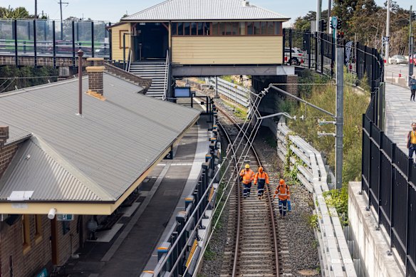 The curvature of platforms at stations such as Dulwich Hill presented major challenges for the metro project.