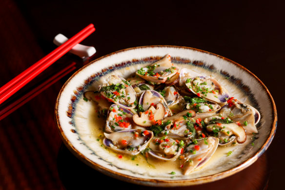 Pipis in fragrant broth and scattered with finely cut chives.