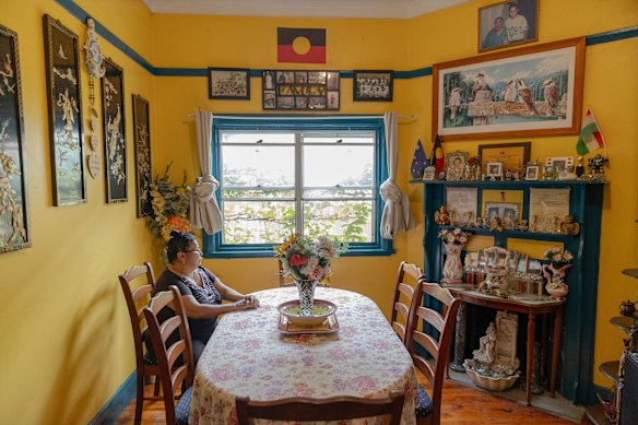 Szabo na sala de jantar de sua casa.