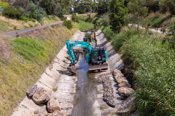 Excavators arrive at Moonee Ponds Creek.