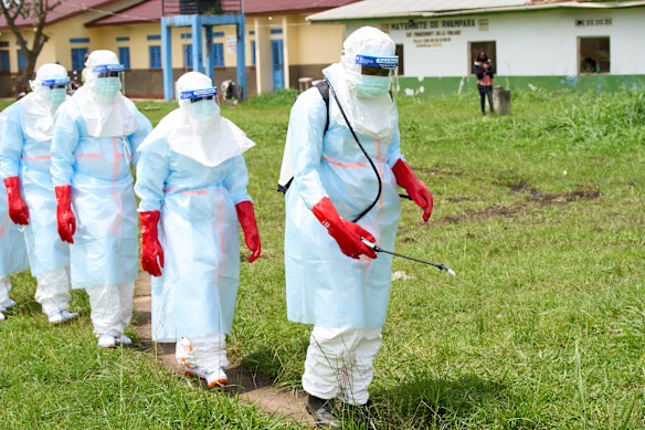 Gli operatori sanitari preparano la disinfezione in un centro di trattamento nella Repubblica Democratica del Congo.