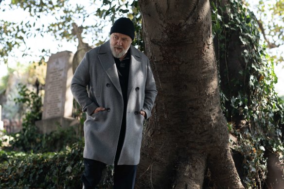 Russell Crowe plays a retired detective with Alzheimer’s in the thriller Sleeping Dogs.