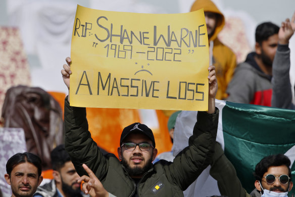 Many Pakistan fans paid tribute to Shane Warne at the ground in Rawalpindi. 