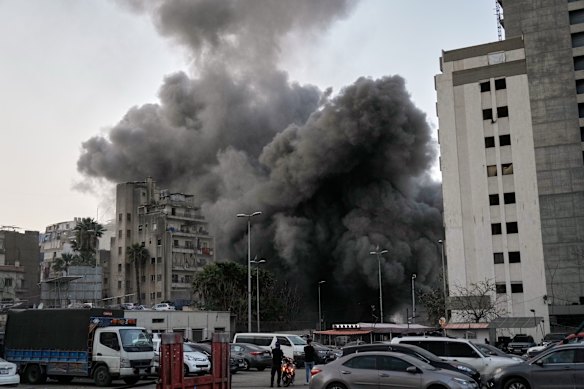 تصاعد الدخان من مبنى استهدفه هجوم إسرائيلي في وسط بيروت يوم الخميس.