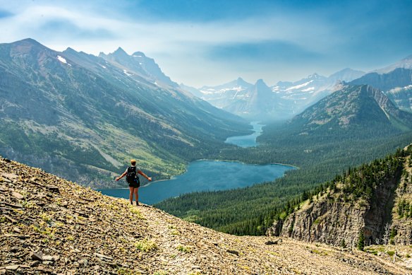 Hikers on their way to setting up camp on the pristine shores of Cosley Lake.