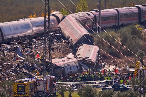 I servizi di emergenza lavorano sulla scena di una collisione tra due treni a Urda, in Spagna.