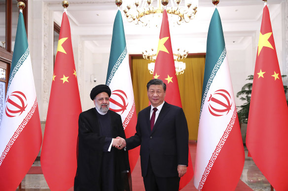 İran Cumhurbaşkanı Ebrahim Raisi, solda, Çinli mevkidaşı Xi Jinping ile geçen ay Pekin'de düzenlenen resmi karşılama töreninde el sıkışırken.