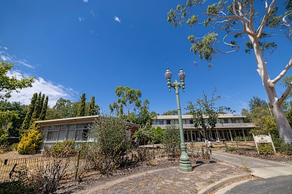 A casa do caseiro e a casa do Bruck. 