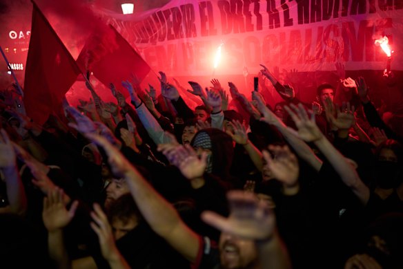 La protesta è arrivata poche ore dopo che il primo ministro Pedro Sánchez aveva annunciato elezioni generali anticipate.