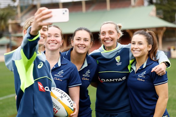 Ahead of their respective world cups, Pheoebe Litchfield takes a selfie with Tia Hinds, Annabelle Codey, Ashleigh Gardner, and Desiree Miller at North Sydney Oval.