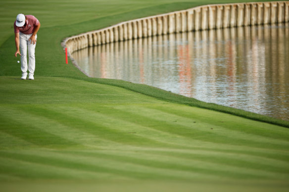 Cameron Smith takes a drop on the 18th.