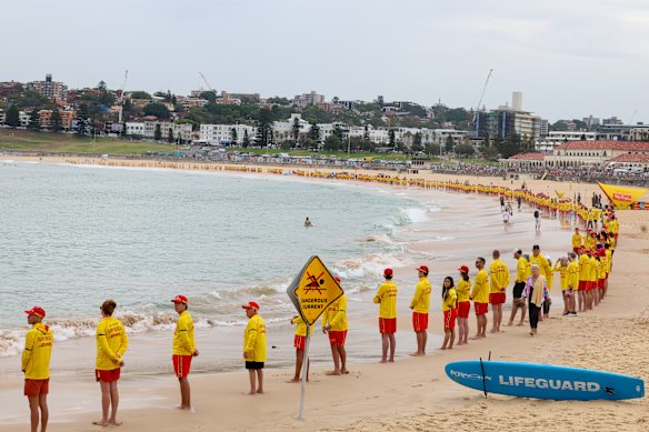 Surf Lifesavers from Bondi stand shoulder-to-shoulder along the shore and observe a silence on Saturday December 20. At the same time, on beaches all around Australia, fellow surf lifesavers stood with them.