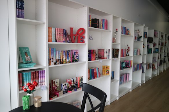 A livraria apresenta vários romances de vários subgêneros diferentes.