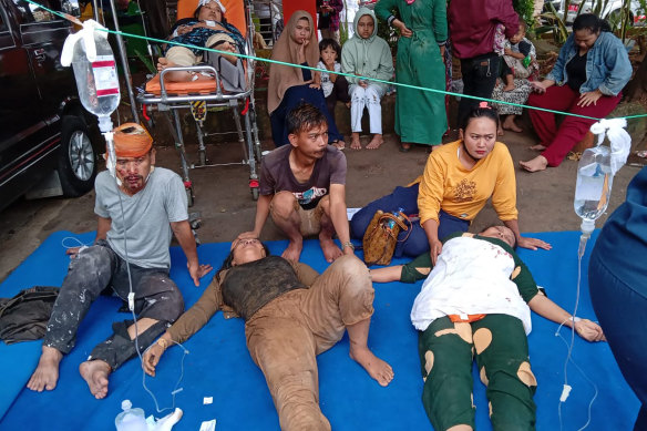 Batı Java'da bir depremde yaralananlar bir hastanenin otoparkında tedavi görüyor.