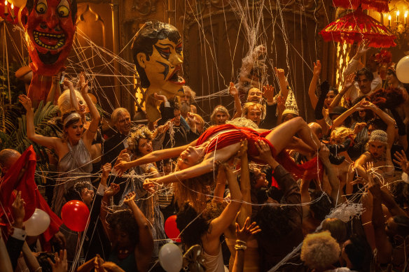 Nellie LaRoy (Margot Robbie) in the middle of one of the many wild parties in Babylon.