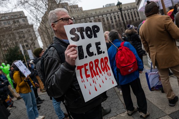 Dezenas de pessoas participam de um comício na parte baixa de Manhattan para exigir o fim das implantações de Imigração e Alfândega após o tiro fatal em Renee Good em Minneapolis.