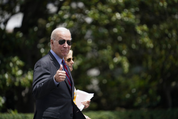 Başkan Joe Biden Cuma günü Washington'da Beyaz Saray'ın Güney Çimenliğinde Marine One'a binmek üzere First Lady Jill Biden ile birlikte yürürken başparmağını kaldırdı.