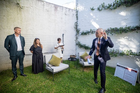 Blink and you’ll miss it. Two minutes after it started, auctioneer David McMahon dropped the hammer in the backyard for the auction of 610 King Street.