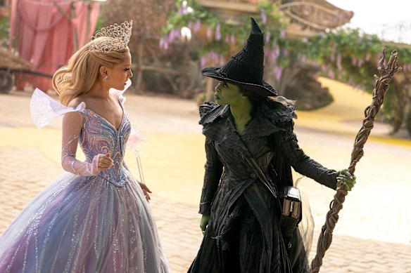 Ariana Grande como Glinda e Cynthia Erivo como Elphaba em Wicked: For Good.