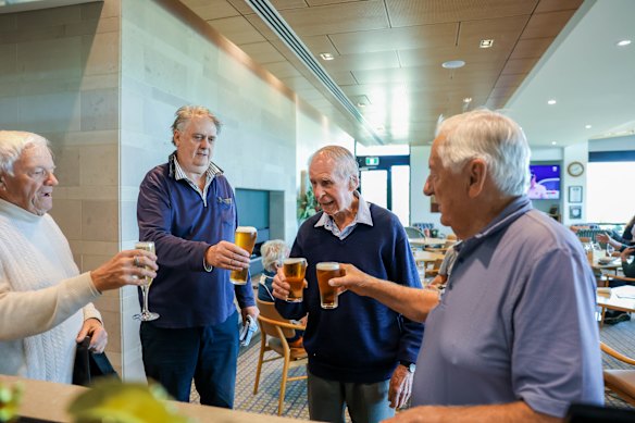 Horn (second from right) with mates (from left) Walter De Laps, Peter Neville-Jones and Brian Mollet at the club’s bar after a round.
