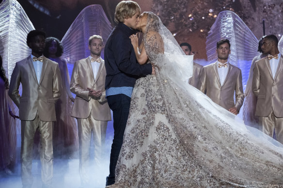 Charlie Briggs (Owen Wilson) and Kat Valdez (Jennifer Lopez) are married at first sight in Marry Me. 