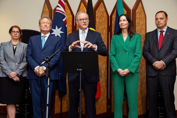Primeiro -ministro Anthony Albanese com (da esquerda) CEO da Rio Tinto da Austrália Kellie Parker, presidente da Fortescue, Andrew Forrest, Gerhard Veldsman, presidente da BHP Australia, Gerhard Slattery e CEO da Hancock Iron Ore, Gerhard Veldsman, em Shanghai, em julho.