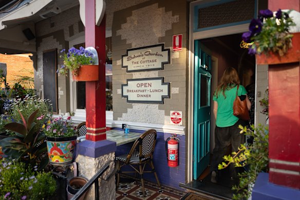 When Almustafa closed in 2016, the original menu and recipes carried over to Oatley.