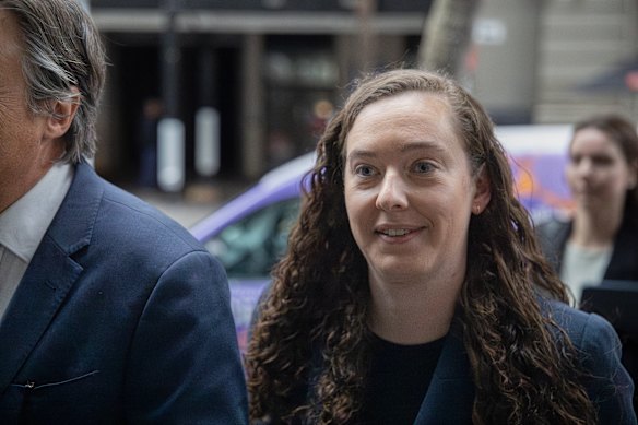 La ex directora de gobernanza de la Universidad de Wollongong, Alyssa White, llega a la investigación de corrupción el miércoles.