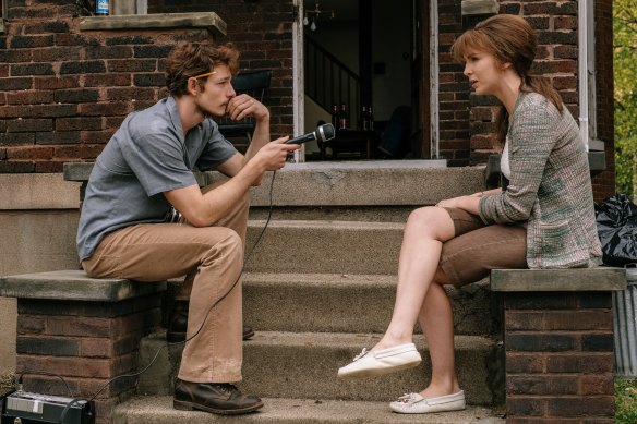 Danny (Mike Faist) interviews Kathy (Jodie Comer) in The Bikeriders.