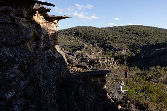 The platy pagodas with delicate protruding ridges are formed because of hardy ironstone interspersed amid the softer sandstone.