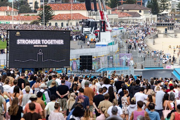 Los asistentes se reúnen el domingo por la noche.