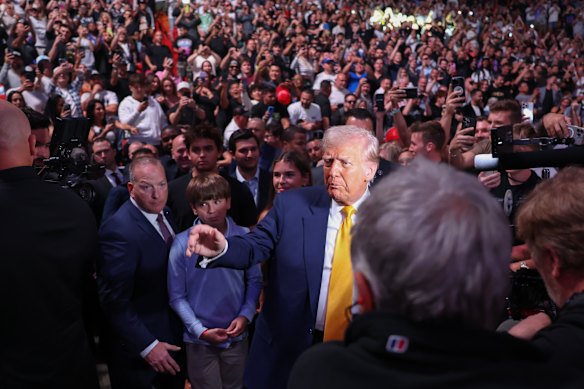 Presiden Donald Trump tiba untuk menyaksikan kejuaraan pertempuran terbaik di Miami pada hari Sabtu.