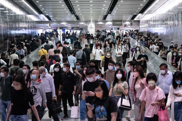 Sakinler, kilometre kare başına yaklaşık 7000 kişinin yaşadığı, dünyanın en yoğun kentsel nüfus merkezlerinden biri olan Hong Kong'daki bir MTR metro istasyonunda yürüyor.